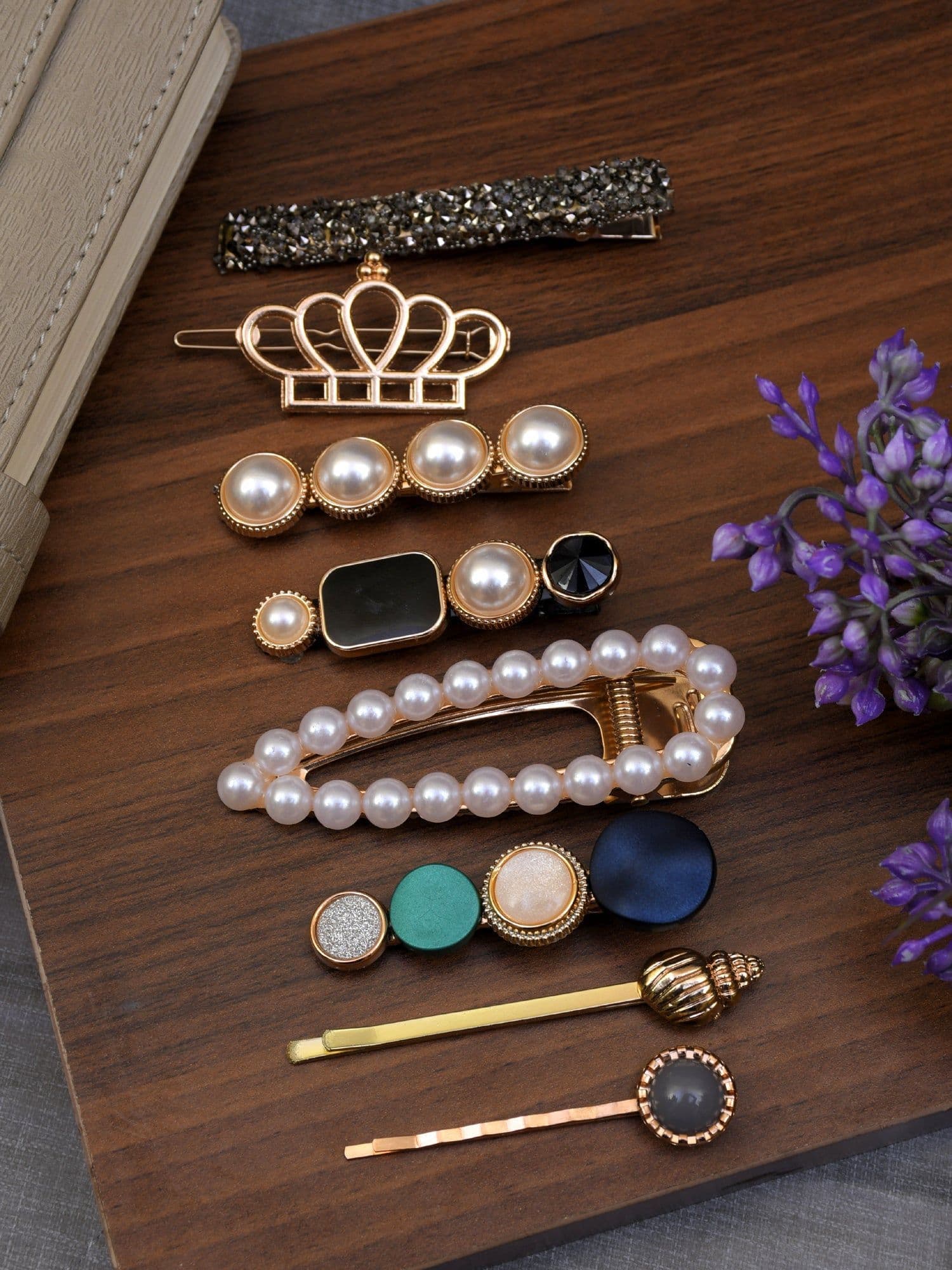 Golden Gleam: Pearl-Adorned Hairstyle Clips for Elegant Accessorizing